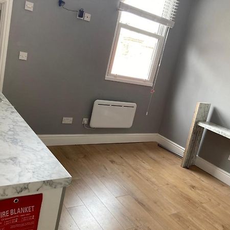 112 Gleneagle Road Rooms London Eksteriør bilde